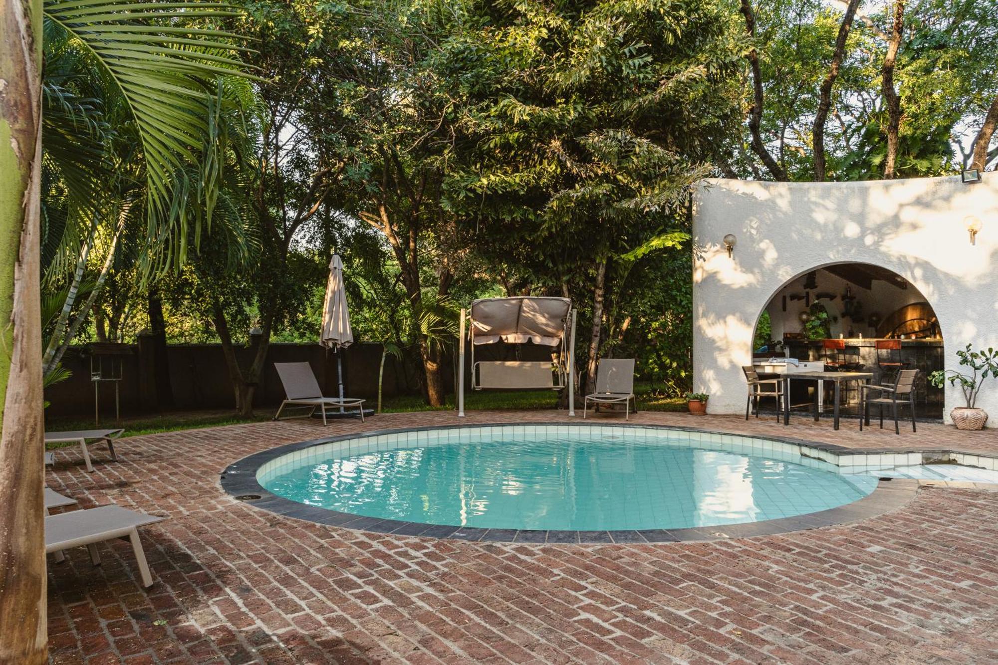 Jacaranda Lodge Victoria Falls Eksteriør bilde