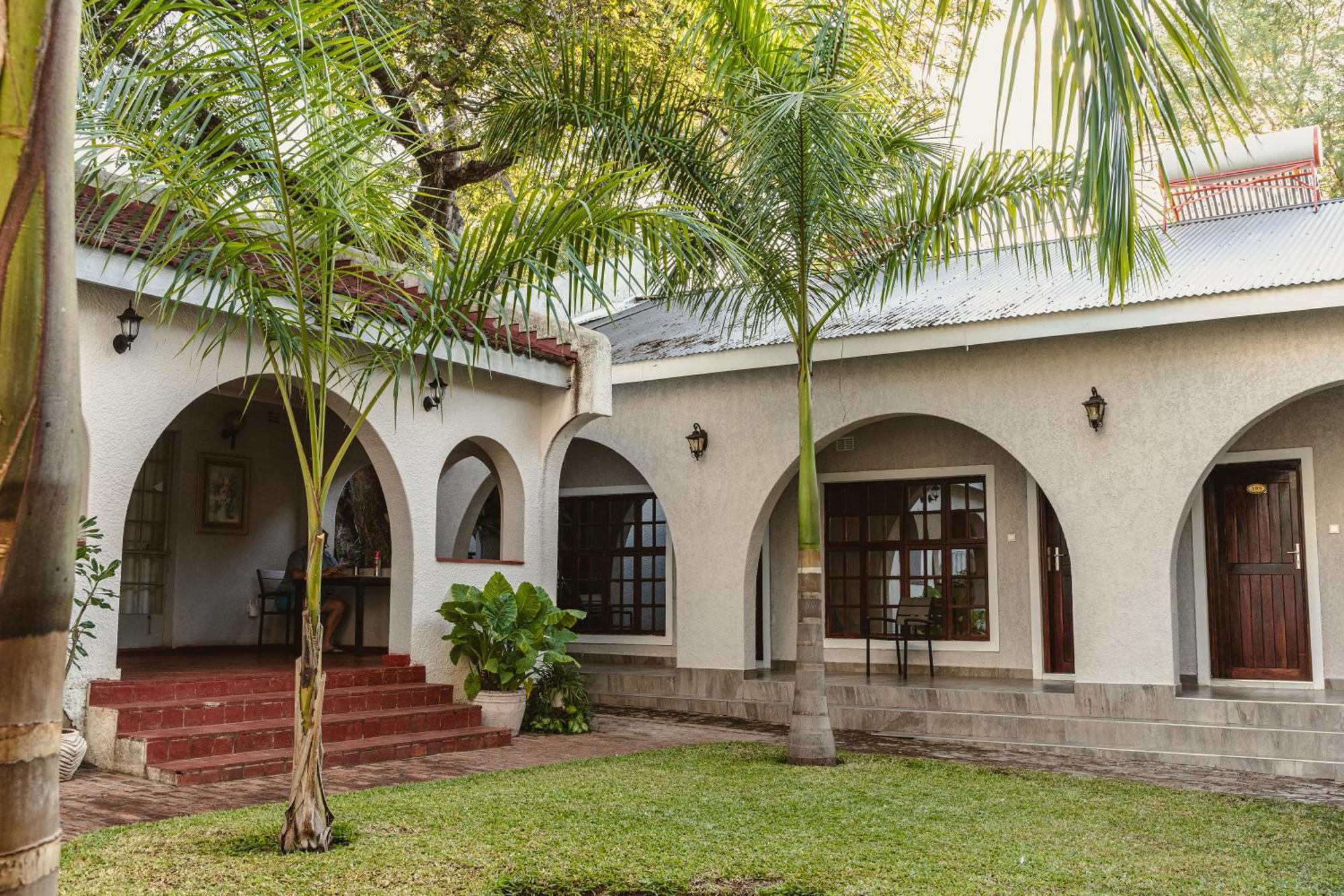 Jacaranda Lodge Victoria Falls Eksteriør bilde
