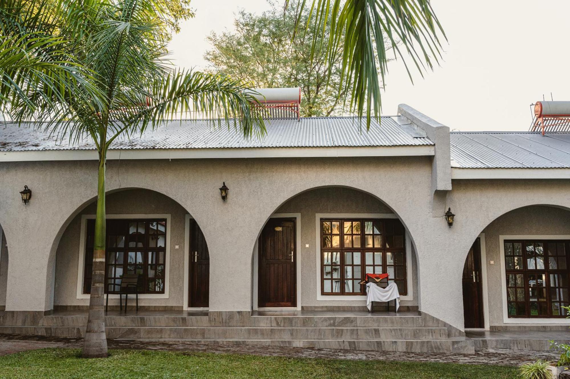 Jacaranda Lodge Victoria Falls Eksteriør bilde